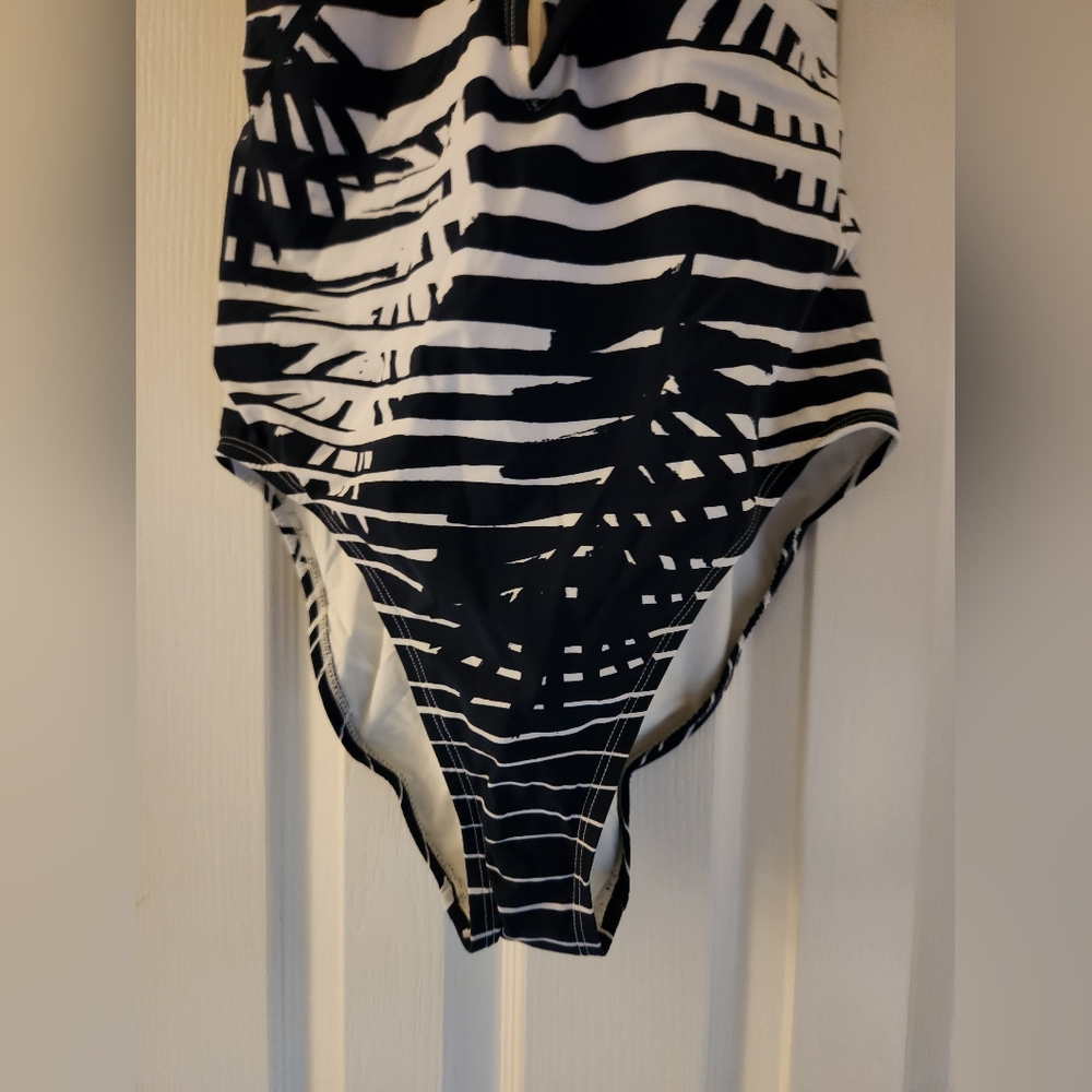 Elegant Black and White Palm Print One-Piece Swimsuit - Picture 2 of 11
